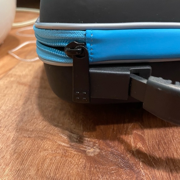 Young Living Black Essential Oil Case with Blue Zipper - Picture 4 of 7